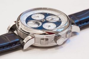 Mechanical vs. quartz replica watches